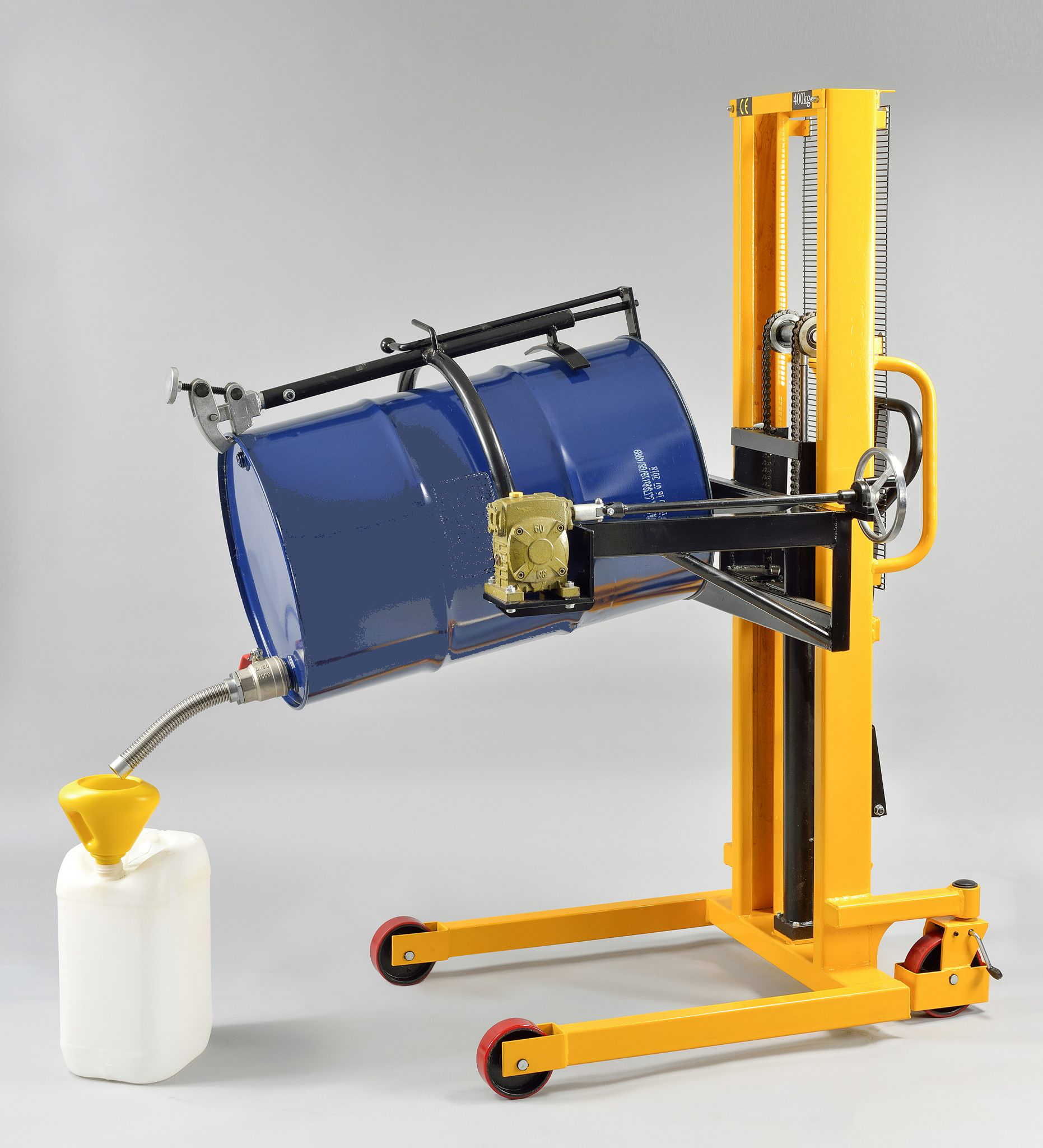SOLLEVATORE/TRASPORTATORE PER FUSTI IN FERRO DA 220LT. ROTAZIONE 120° A MANOVELLA DEL FUSTO PER SPILLAGGIO. PORTATA 400KG ALTEZZA MAX DI SOLLEVAMENTO 1350MM