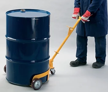 CARRELLO PER MOVIMENTAZIONE FUSTO 220LT ORIZZONTALE. Dotato di manico di trazione utilizzabile come apritappo e come piagafuto per il posizionamento sul carrello