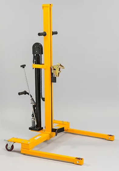 SOLLEVATORE IDRAULICO PER FUSTI IN FERRO 220LT. Portata 300kg. Utile per movimentazione fusti su pallet. DIMENSIONI: 1560XHX900WX1080